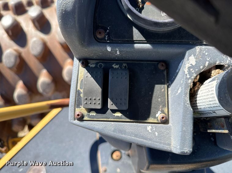 image for item EJ3084 2011 Caterpillar CP56 single drum vibratory roller