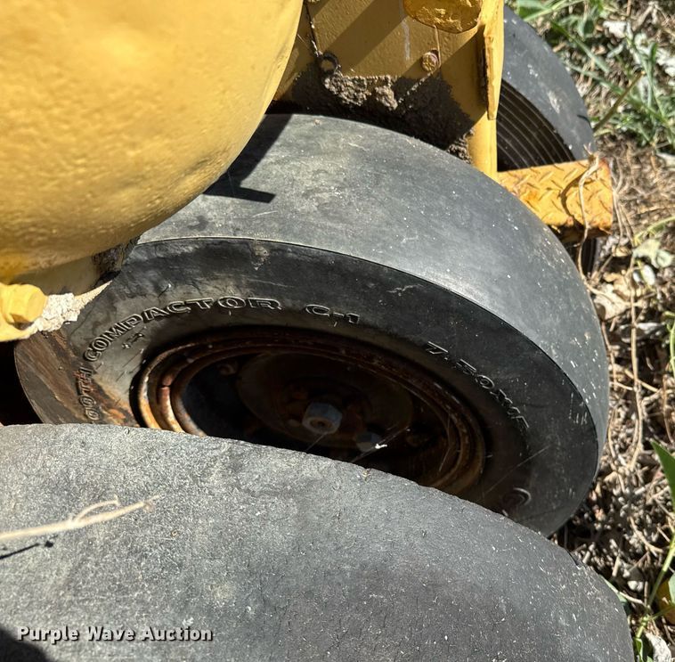 image for item EJ3087 Pneumatic roller