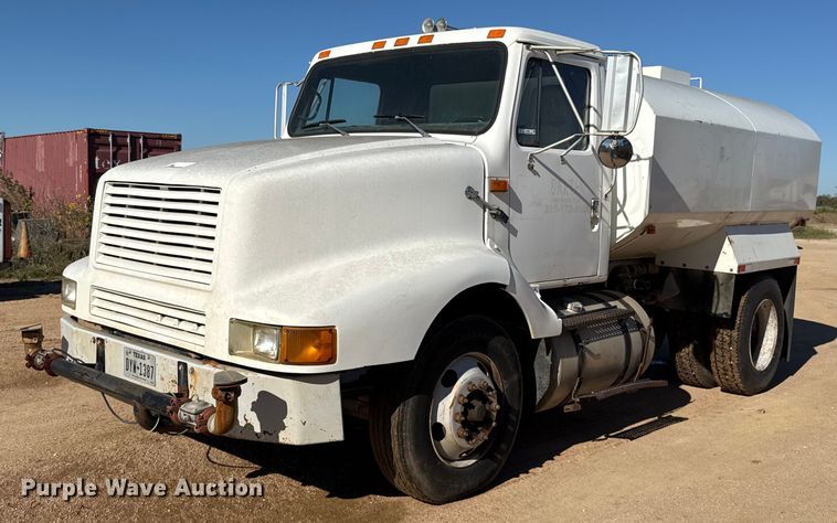 image for item EJ3088 1994 International  8200 tank truck