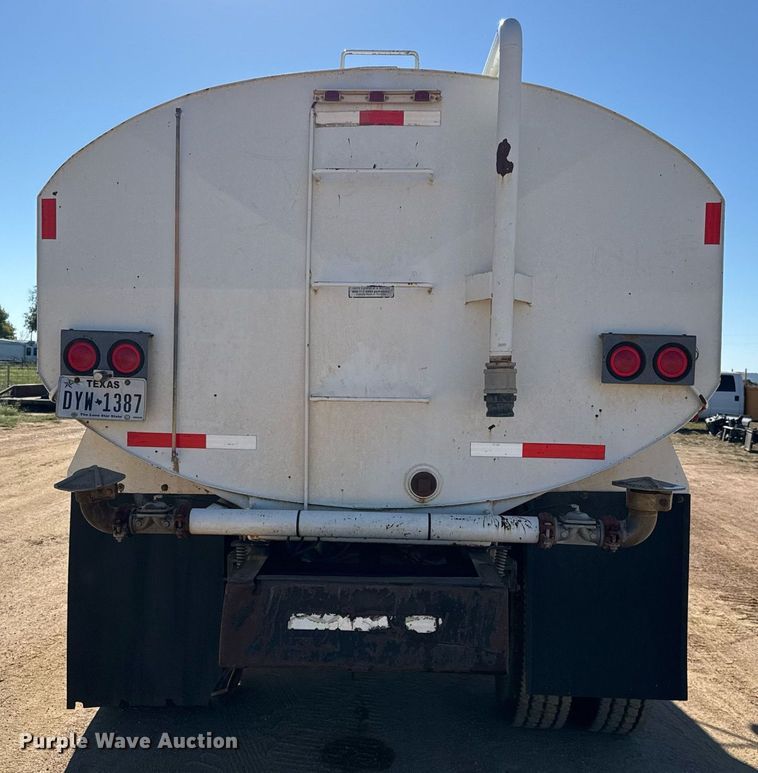 image for item EJ3088 1994 International  8200 tank truck