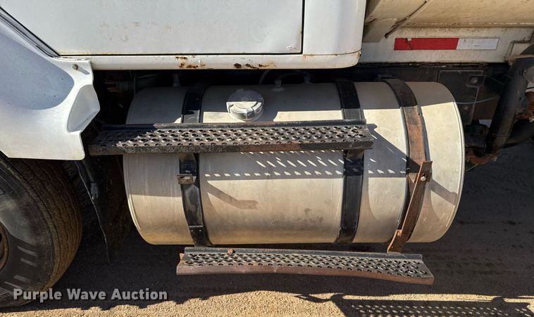 image for item EJ3088 1994 International  8200 tank truck