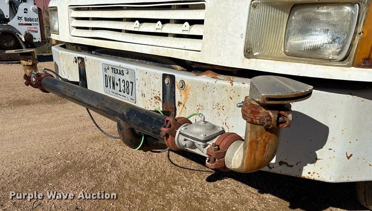 image for item EJ3088 1994 International  8200 tank truck