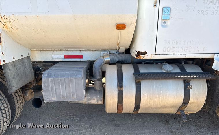 image for item EJ3088 1994 International  8200 tank truck