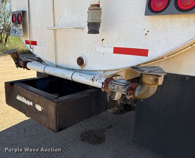 image for item EJ3088 1994 International  8200 tank truck