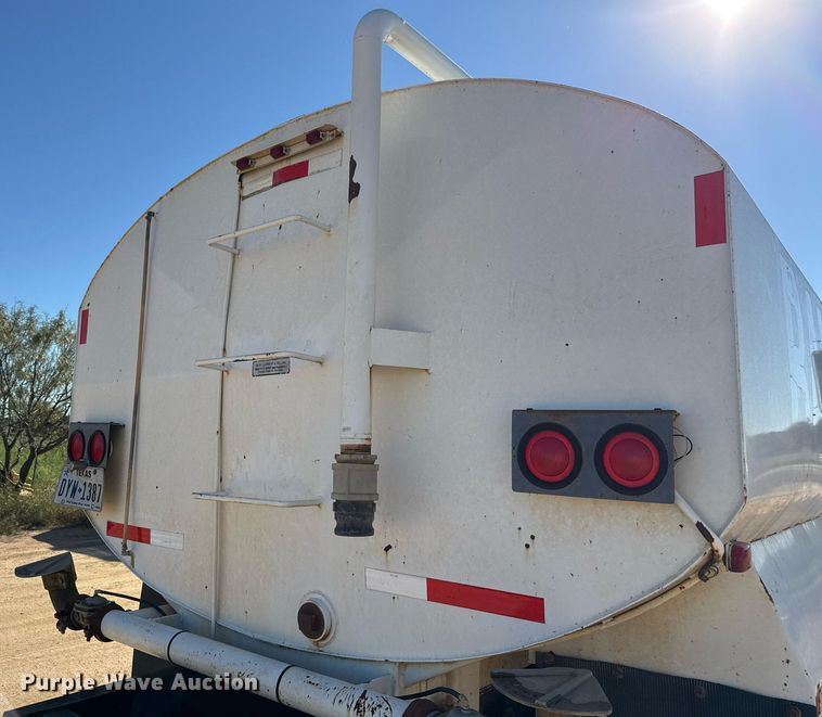 image for item EJ3088 1994 International  8200 tank truck