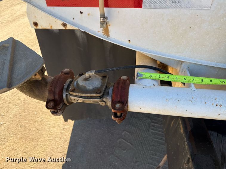 image for item EJ3088 1994 International  8200 tank truck