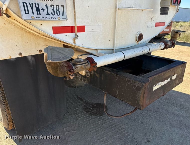 image for item EJ3088 1994 International  8200 tank truck