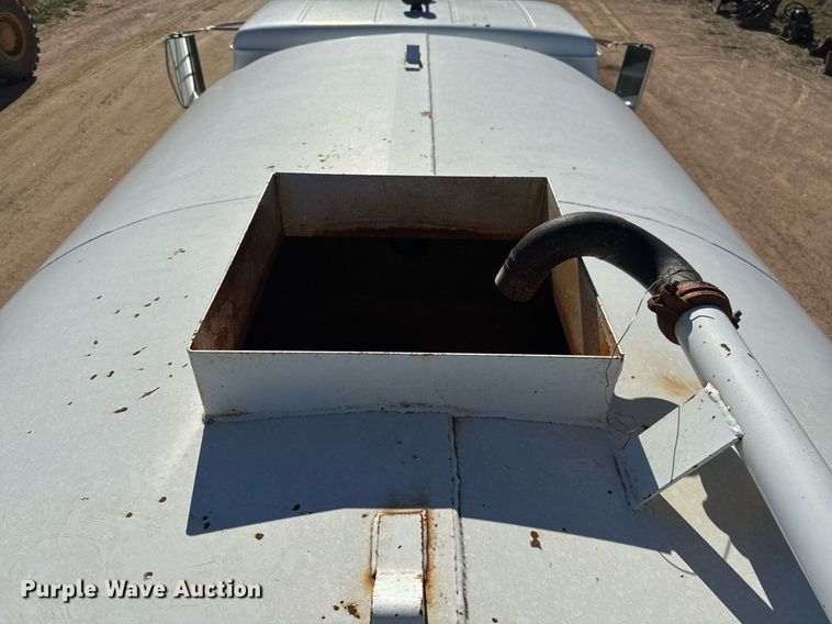 image for item EJ3088 1994 International  8200 tank truck