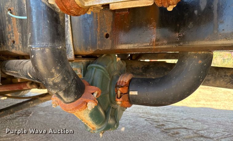 image for item EJ3088 1994 International  8200 tank truck