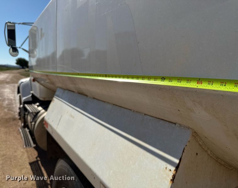 image for item EJ3088 1994 International  8200 tank truck