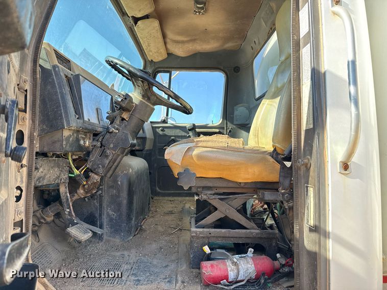 image for item EJ3088 1994 International  8200 tank truck