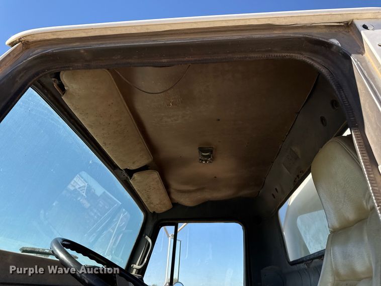 image for item EJ3088 1994 International  8200 tank truck