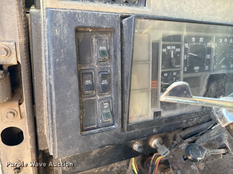 image for item EJ3088 1994 International  8200 tank truck