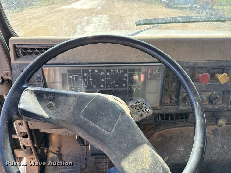 image for item EJ3088 1994 International  8200 tank truck