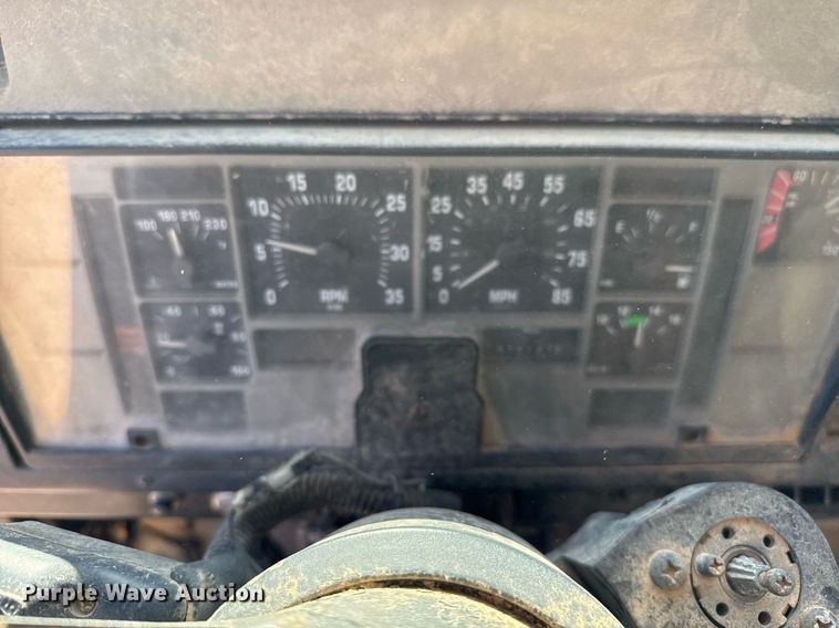 image for item EJ3088 1994 International  8200 tank truck