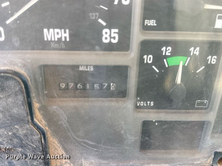 image for item EJ3088 1994 International  8200 tank truck