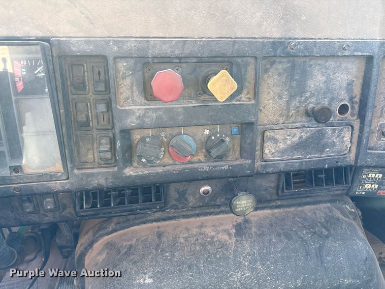 image for item EJ3088 1994 International  8200 tank truck