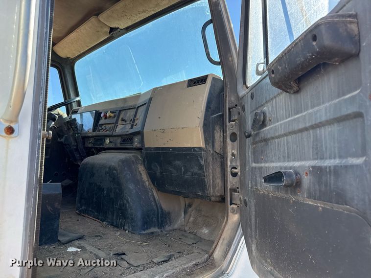 image for item EJ3088 1994 International  8200 tank truck