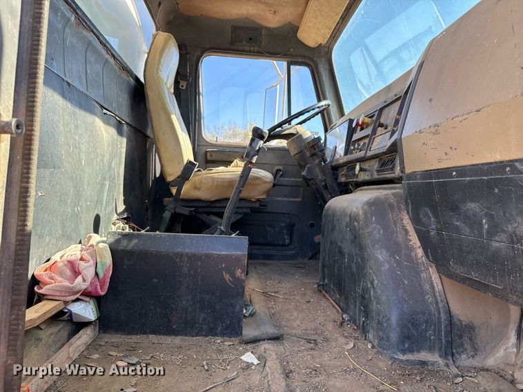 image for item EJ3088 1994 International  8200 tank truck