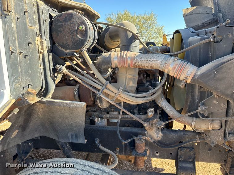 image for item EJ3088 1994 International  8200 tank truck