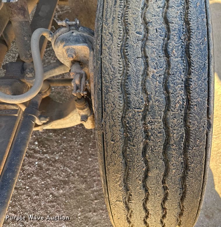 image for item EJ3088 1994 International  8200 tank truck