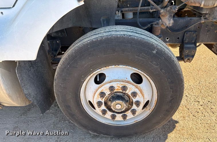 image for item EJ3088 1994 International  8200 tank truck