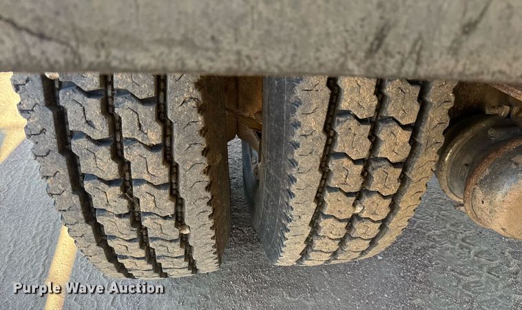 image for item EJ3088 1994 International  8200 tank truck