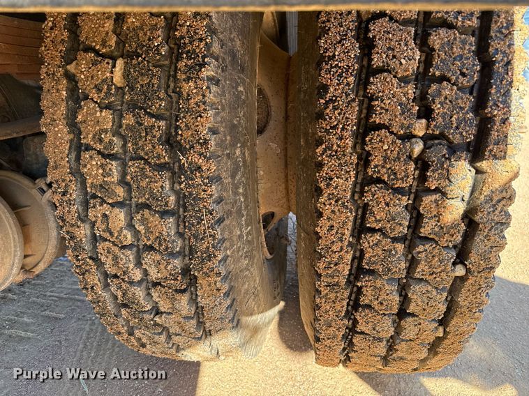 image for item EJ3088 1994 International  8200 tank truck