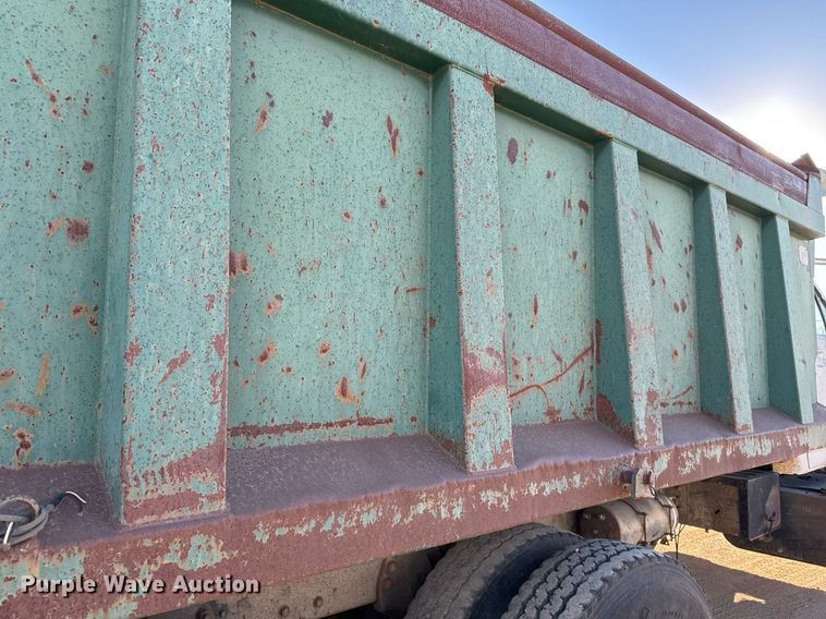 image for item EJ3090 1991 Ford F900 dump truck