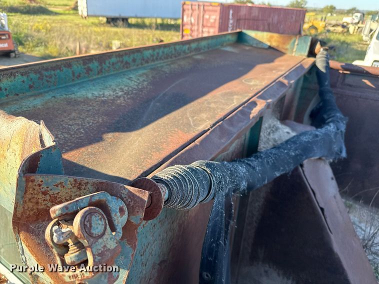 image for item EJ3090 1991 Ford F900 dump truck