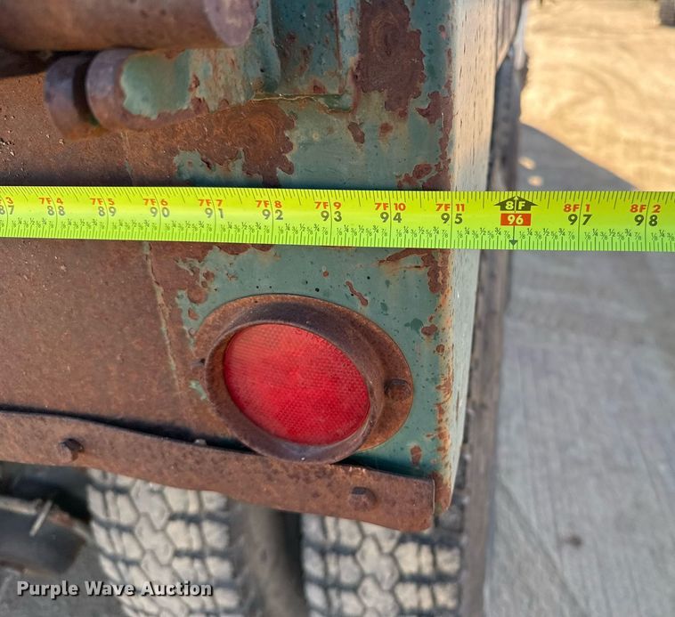 image for item EJ3090 1991 Ford F900 dump truck