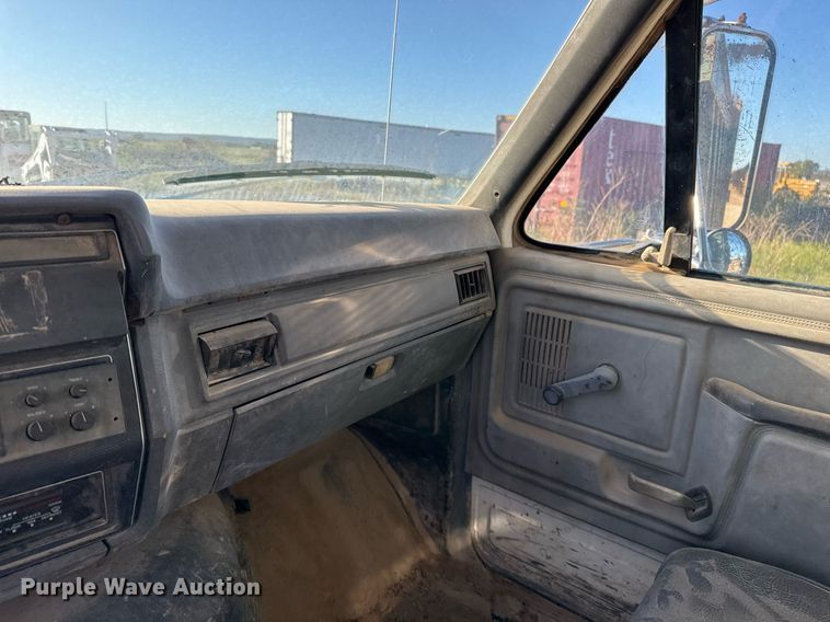 image for item EJ3090 1991 Ford F900 dump truck