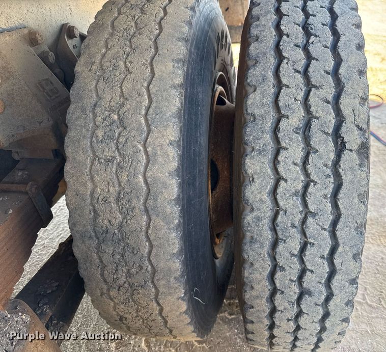 image for item EJ3090 1991 Ford F900 dump truck