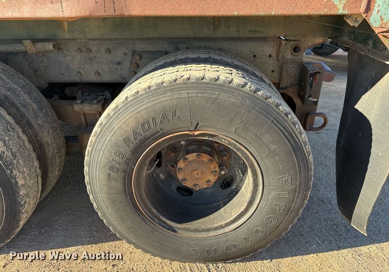 image for item EJ3090 1991 Ford F900 dump truck