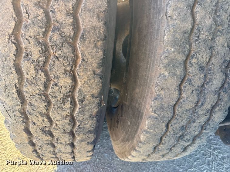 image for item EJ3090 1991 Ford F900 dump truck