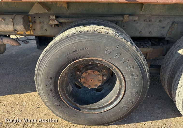 image for item EJ3090 1991 Ford F900 dump truck