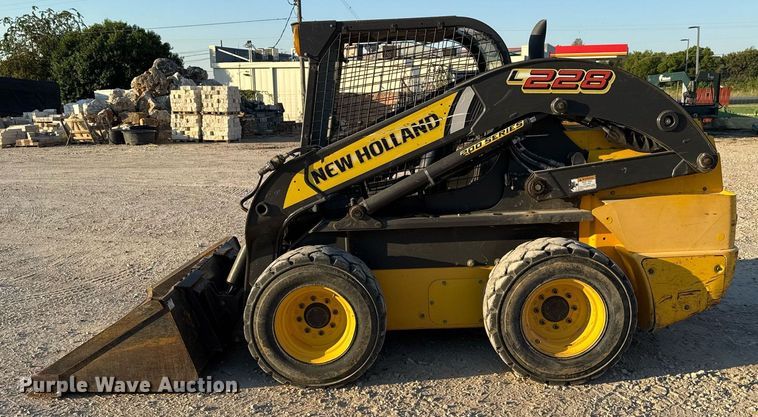 image for item EJ3092 2016 New Holland L228 skid steer loader