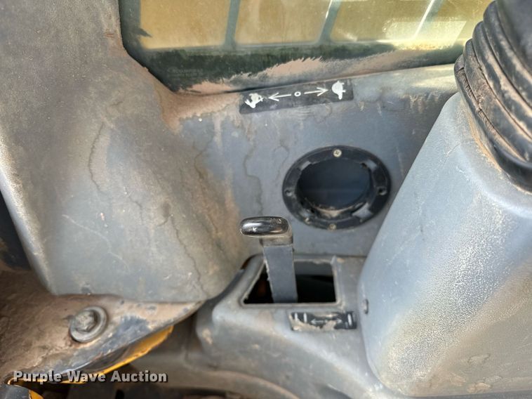 image for item EJ4858 2005 Gehl 7810 skid steer loader