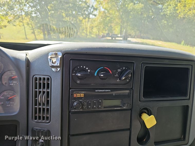 image for item EK0885 2003 International 4300 dump truck