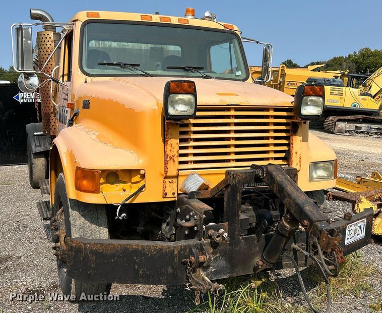 image for item EK3314 2002 International  4900 truck cab and chassis