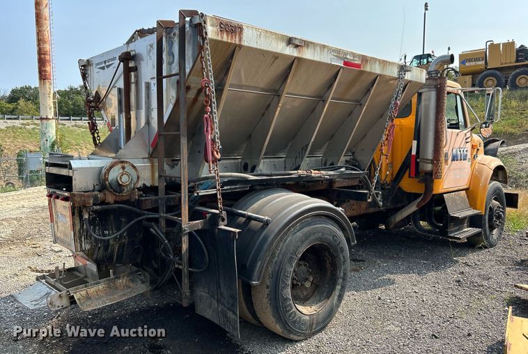 image for item EK3314 2002 International  4900 truck cab and chassis