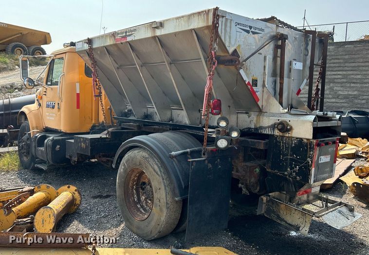 image for item EK3314 2002 International  4900 truck cab and chassis