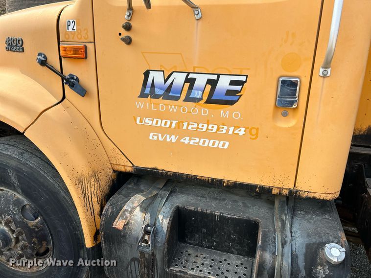 image for item EK3314 2002 International  4900 truck cab and chassis