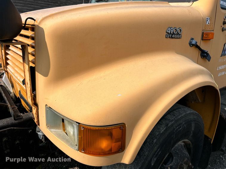 image for item EK3314 2002 International  4900 truck cab and chassis