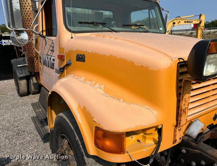 image for item EK3314 2002 International  4900 truck cab and chassis