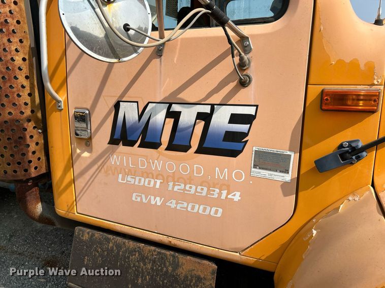 image for item EK3314 2002 International  4900 truck cab and chassis