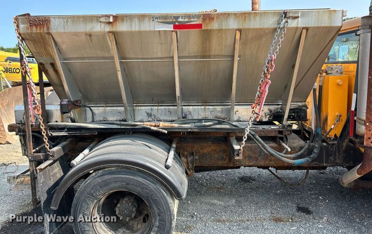 image for item EK3314 2002 International  4900 truck cab and chassis