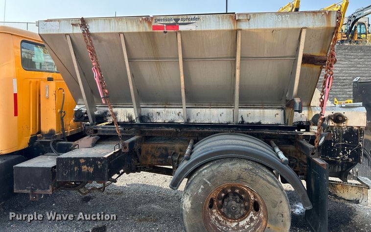 image for item EK3314 2002 International  4900 truck cab and chassis