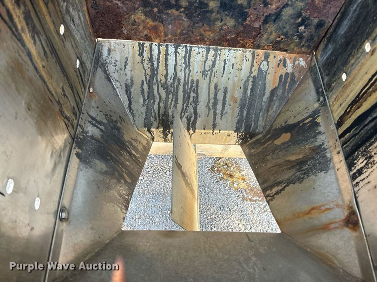 image for item EK3314 2002 International  4900 truck cab and chassis