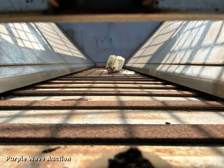 image for item EK3314 2002 International  4900 truck cab and chassis